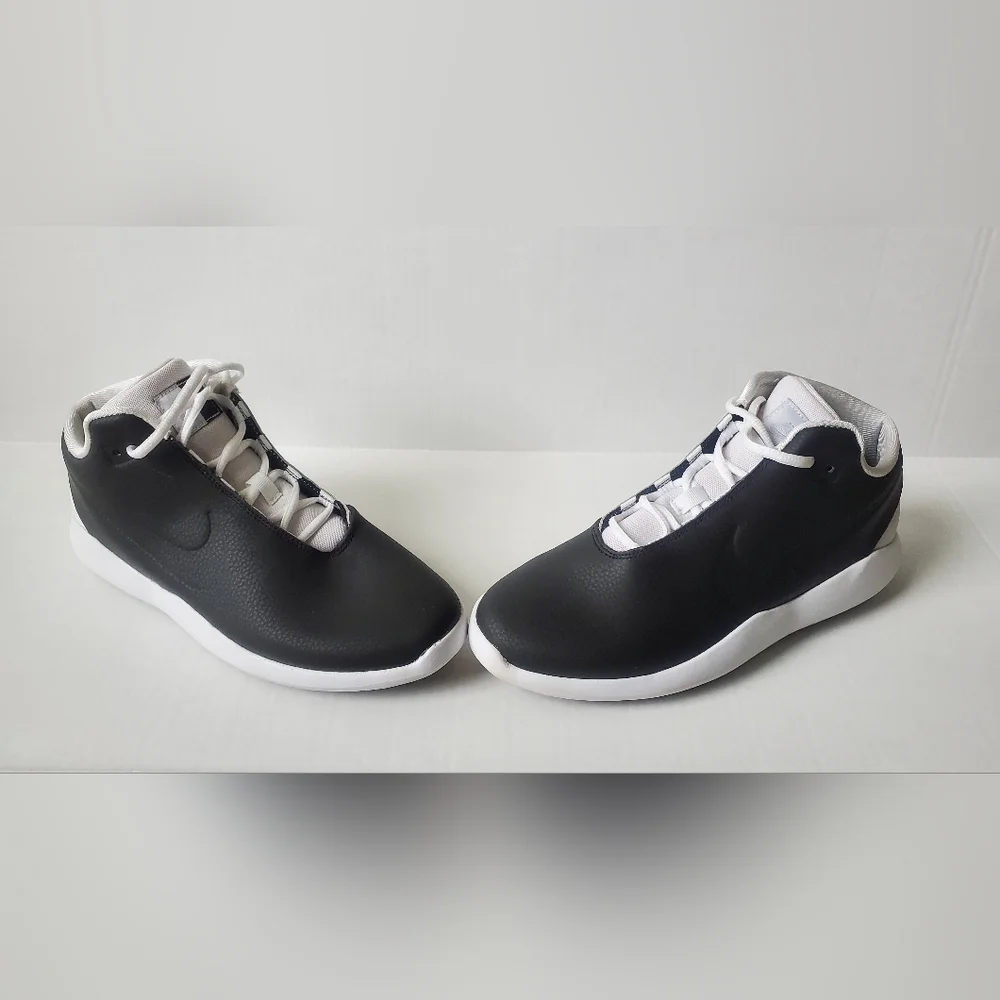 Nike Woman's Black and White Sneakers Sz 10